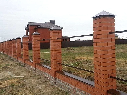 Какие столбы использовать для забора и на каком расстоянии ставить Какие столбы использовать для забора и на каком расстоянии ставить